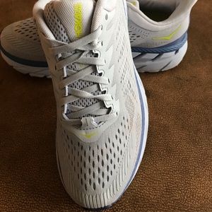 Hoka OneOne W Clifton 7. Size 8.